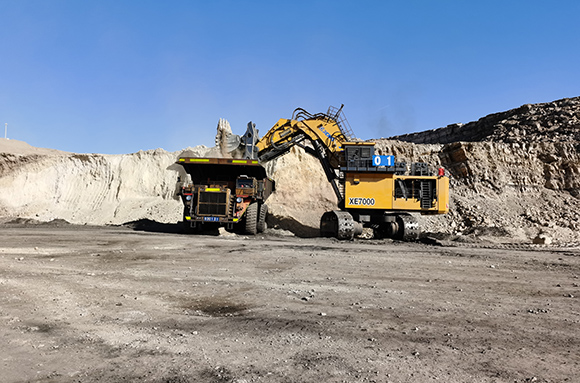 XCMG 700 tons hydraulic excavator in Mogolia mine