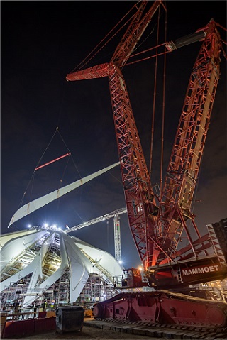 Mammoet assisted the construction of the iconic UAE Pavilion at Expo 2020