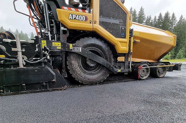 A compact line of asphalt pavers and screeds from Cat