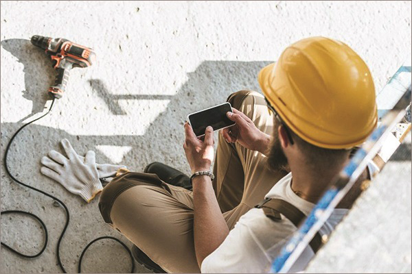 Are mobile phones dangerous on a construction job site
