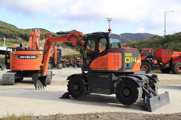 First look at DEVELONs unique electric wheeled excavator concept