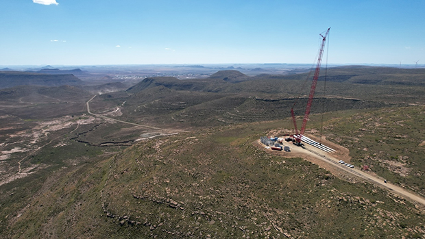 Erecting one of the wind turbines on the site of Koruson 1
