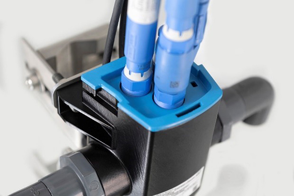 Flowfit CPA25 flow assembly with compact transmitter and pH sensor