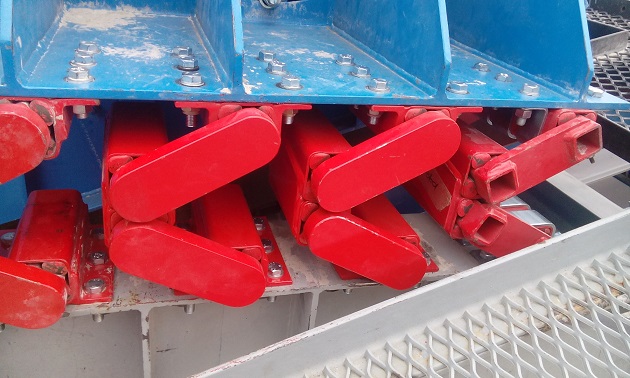 Low maintenance screen mounts for efficiency and safety in mining equipment