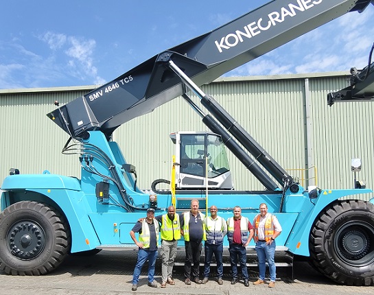 Heavy lift delivers monster reach stacker to C.Steinweg Bridge