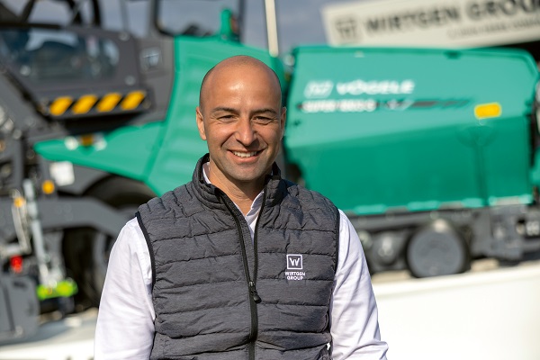 New road pavers and material feeders from Vögele
