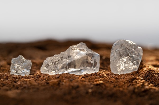 De Beers Group and Endiama discover new kimberlite field in Angola