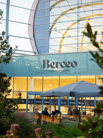 Berceo shopping centre exterior view. 2