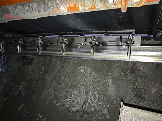 Innovative stainless steel conveyor belt cleaner