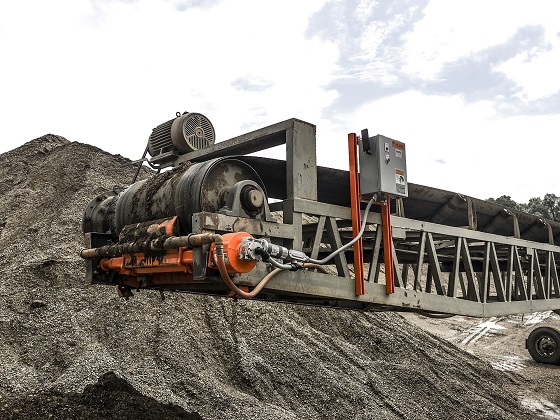 Automated conveyor belt cleaner tensioner reduces maintenance and guesswork